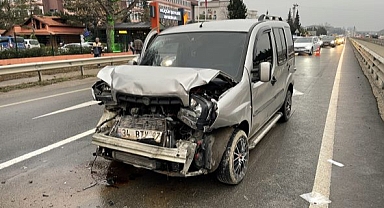 HAFİF TİCARİ ARAÇLARIN ÇARPIŞTIĞI KAZADA BİR KİŞİ YARALANDI