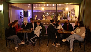 KAHVE KOKUSU KARIŞAN TİYATRO GÖSTERİLERİYLE SEYİRCİ KARŞISINA ÇIKIYORLAR