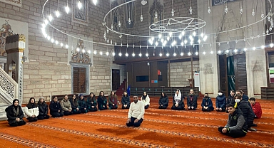 ÖĞRENCİLER DİN KÜLTÜRÜ VE AHLAK BİLGİSİ DERSİNİ CAMİDE İŞLEDİ