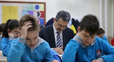 VALİ EKİCİ, MESAİSİNE ÖĞRENCİLERLE KİTAP OKUYARAK BAŞLADI