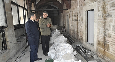 VALİ KIRBIYIK, RÜSTEMPAŞA KERVANSARAYINDAKİ ÇALIŞMALARI İNCELEDİ