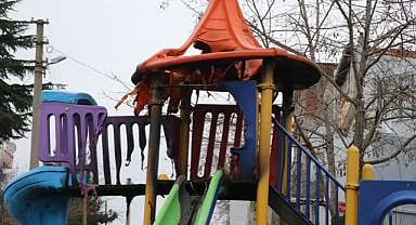ÇOCUK PARKINI ATEŞE VERDİLER