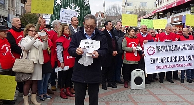 EDİRNE’DE EMEKLİLER YÜZDE 30’LUK ZAMMI PROTESTO EDEREK FATURA YAKTI