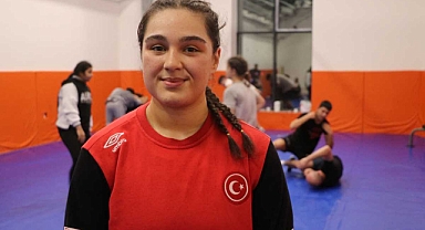 EDİRNELİ GÜREŞÇİ İREMNUR HATİPLER, MİLLİ FORMAYLA ZİRVEYİ HEDEFLİYOR