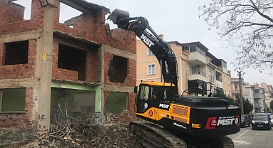 KEŞAN'DA 305 METRUK BİNA YIKILDI