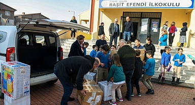 KEŞAN'DA İLKOKUL ÖĞRENCİLERİ, İHTİYAÇ SAHİPLERİ İÇİN KIYAFET VE EŞYA BAĞIŞLADI
