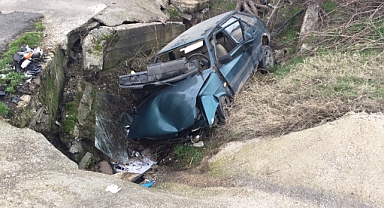 KÖPRÜNÜN DUVARINA ÇARPAN OTOMOBİLİN SÜRÜCÜSÜ ÖLDÜ