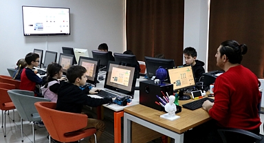 ÖĞRENCİLER KOD YAZILIMI ÖĞRENİYOR, ROBOT YAPIYOR