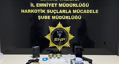OTOMOBİLDE UYUŞTURUCU VE SİLAH BULUNAN ŞÜPHELİ YAKALANDI