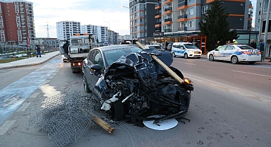 ALKOLLÜ SÜRÜCÜ OTOMOBİLLE ÇARPTIĞI ÇOCUK PARKINDA HASARA YOL AÇTI