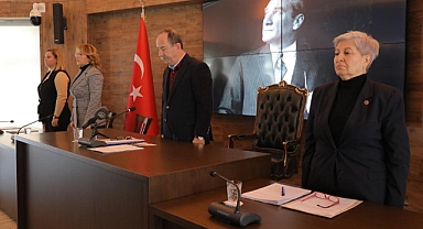 BELEDİYE MECLİSİ'NDE DEPREMDE HAYATINI KAYBEDENLER İÇİN SAYGI DURUŞU