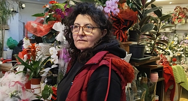 ÇİÇEKLER ELDE KALDI