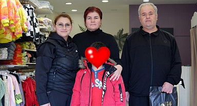 DEPREMZEDE ÇOCUKLARIN OKUL KIYAFETLERİNİ ÜCRETSİZ VERİYOR