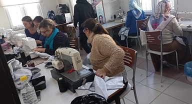 DEPREMZEDELER İÇİN GİYSİ DİKMEYE BAŞLADILAR
