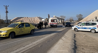 DEVRİLEN MOTOSİKLETTEKİ YOLCU YARALANDI