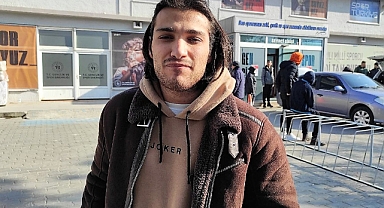 ENGELLİ GENÇ DEPREM YARDIMLARININ TOPLANDIĞI MERKEZDE GÖNÜLLÜ ÇALIŞIYOR