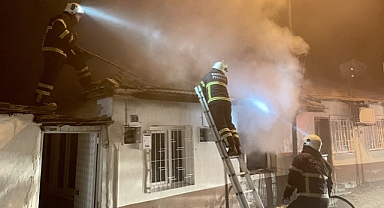 EVİNİN YANIŞINI ÇARESİZCE GÖZYAŞLARIYLA İZLEDİ