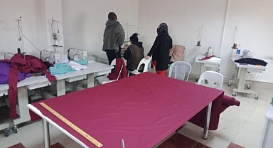 MAHALLE KURSUNDA DEPREMZEDELERE EŞYA DİKİYORLAR