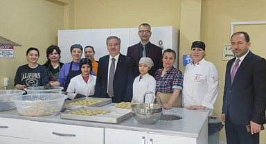 ÖĞRENCİLERİN YEMEKLERİ TİTİZLİKLE HAZIRLANIYOR