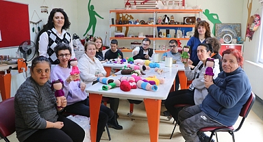 ÖZEL GEREKSİNİMLİ KURSİYERLER DEPREMZEDE ÇOCUKLARA OYUNCAK HAZIRLIYOR