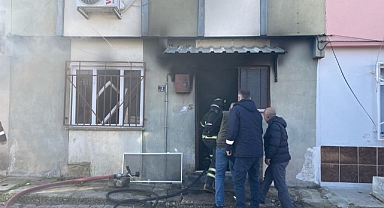 YANGIN ÇIKAN EV KULLANILAMAZ HALE GELDİ