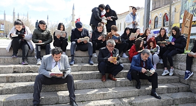 ÖĞRENCİLER SARAÇLAR CADDESİ'NDE KİTAP OKUDU
