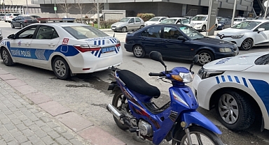 OTOMOBİLİN ÇARPTIĞI MOTOSİKLET SÜRÜCÜSÜ YARALANDI