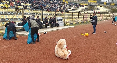 TARAFTARLAR SAHAYI OYUNCAKLARLA DOLDURDU