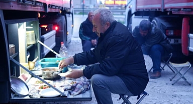 TIR ŞOFÖRLERİNİN SINIR HATTINDA İFTAR TELAŞI