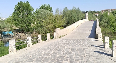 TARİHİ KÖPRÜ KADERİNE TERK EDİLDİ