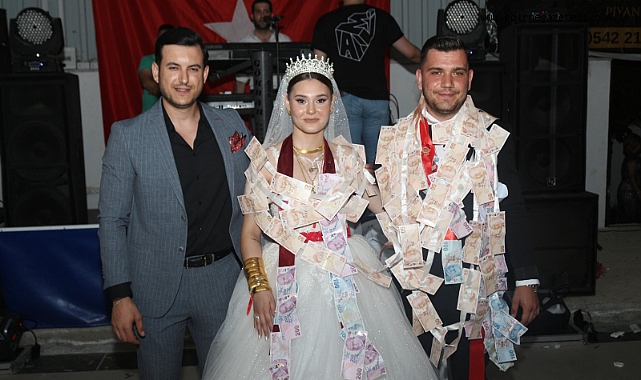 GELİN VE DAMADA 30 METRELİK PARA ZİNCİRİ