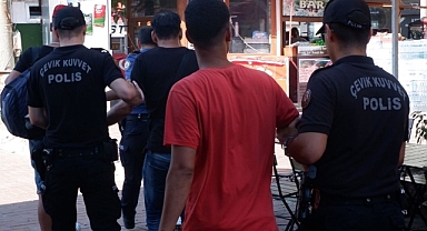 GÖÇMENLER YAKALANIP GÖÇ İDARESİNE GÖTÜRÜLÜYOR