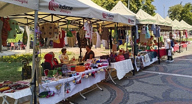 KADINLARIN ÜRÜNLERİ CAMİ YANINDA GÖRÜCÜYE ÇIKTI