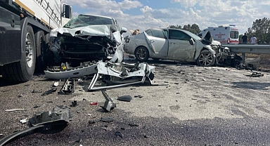 12 ARACIN KARIŞTIĞI ZİNCİRLEME TRAFİK KAZASINDA 1 KİŞİ ÖLDÜ, 36 KİŞİ YARALANDI