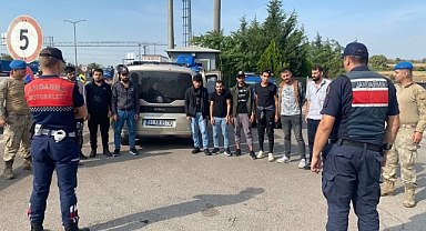 87 GÖÇMEN KAÇAKÇISI TUTUKLANDI
