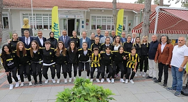 PROTOKOL FUTBOLCULARI YOLCU ETTİ