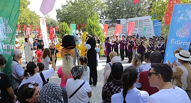 DEV TAVA’NIN ÖNÜNDE MİNİ KONSER