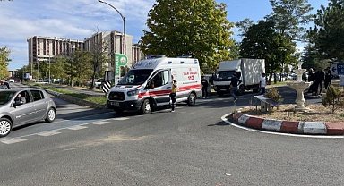 EDİRNE'DE KAMYONLA ÇARPIŞAN OTOMOBİLİN SÜRÜCÜSÜ YARALANDI