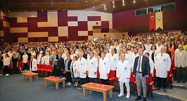 HEKİM ADAYLARI İÇİN “BEYAZ ÖNLÜK GİYME TÖRENİ” GERÇEKLEŞTİRİLDİ