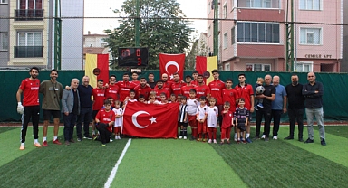 MİNİKLERLE OYNADILAR