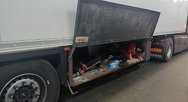 TIR DORSESİNİN YEMEK DOLABINA GİZLENMİŞ 4 DÜZENSİZ GÖÇMEN YAKALANDI