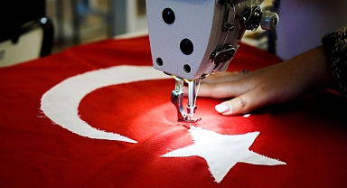 CUMHURİYET'İN 100. YILINA ÖZEL DİKİLEN TÜRK BAYRAKLARI VE TİŞÖRTLER SERGİLENDİ