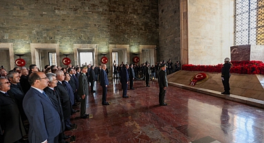 MİLLETVEKİLİ ÜN, 10 KASIM TÖRENLERİNDE ÖZGÜR ÖZEL’İN YANINDA