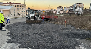 5 TON AYÇİÇEĞİ YÜKLÜ TRAKTÖR RÖMORKU DEVRİLDİ