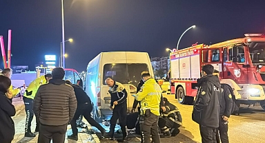 PANELVANIN ALTINDA SIKIŞAN MOTOSİKLET SÜRÜCÜSÜ YARALANDI
