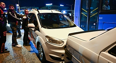 POLİS ARACINA ÇARPAN ALKOLLÜ SÜRÜCÜ GÖZALTINA ALINDI