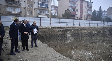 VALİ SEZER, KÜTÜPHANE İNŞAAT ALANINDA İNCELEMEDE BULUNDU