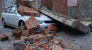 OTOMOBİLİN ÜZERİNE DUVAR YIKILDI