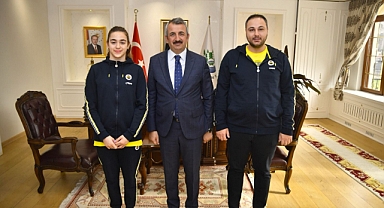 TÜRKİYE ŞAMPİYONU YÜZÜCÜ EDİRNE VALİSİ SEZER'İ ZİYARET ETTİ