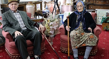 61 YILLIK EVLİ ÇİFT HOŞGÖRÜYÜ TAVSİYE EDİYOR